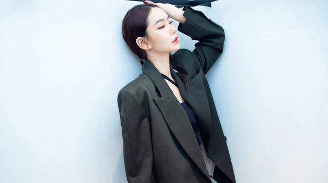 戚薇制服短裙职业装气质出镜，化身女强人出现办公室