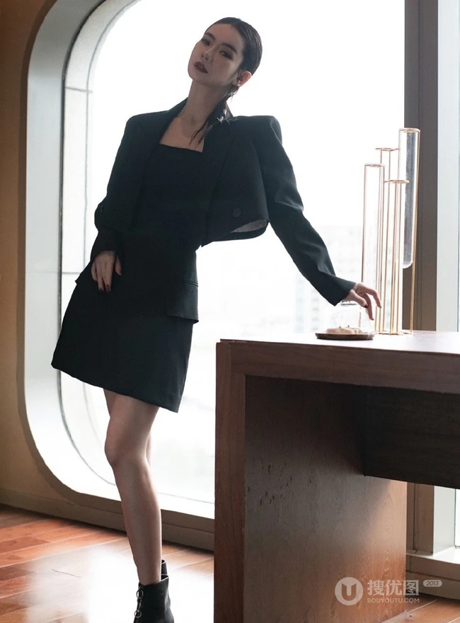 戚薇制服短裙职业装气质出镜，化身女强人出现办公室