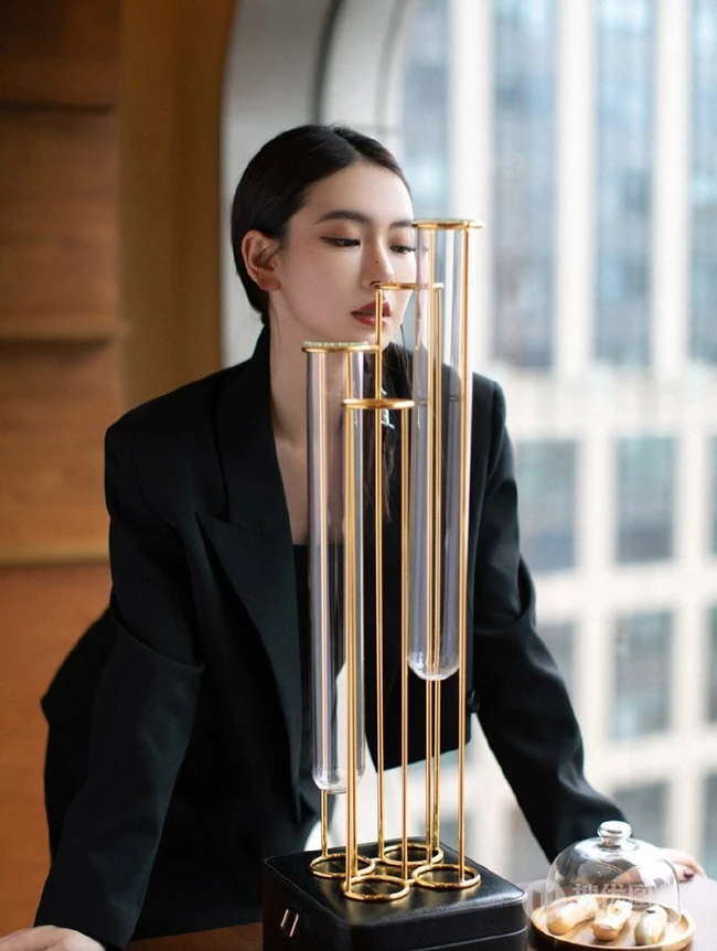 戚薇制服短裙职业装气质出镜，化身女强人出现办公室