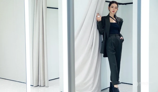 戚薇制服短裙职业装气质出镜，化身女强人出现办公室