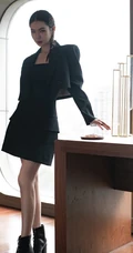 戚薇制服短裙职业装气质出镜，化身女强人出现办公室