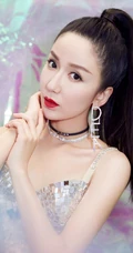 娄艺潇微博晒气质美照，高扎马尾加亮片裙biling闪亮