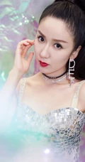 娄艺潇微博晒气质美照，高扎马尾加亮片裙biling闪亮
