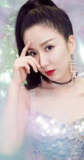 娄艺潇微博晒气质美照，高扎马尾加亮片裙biling闪亮