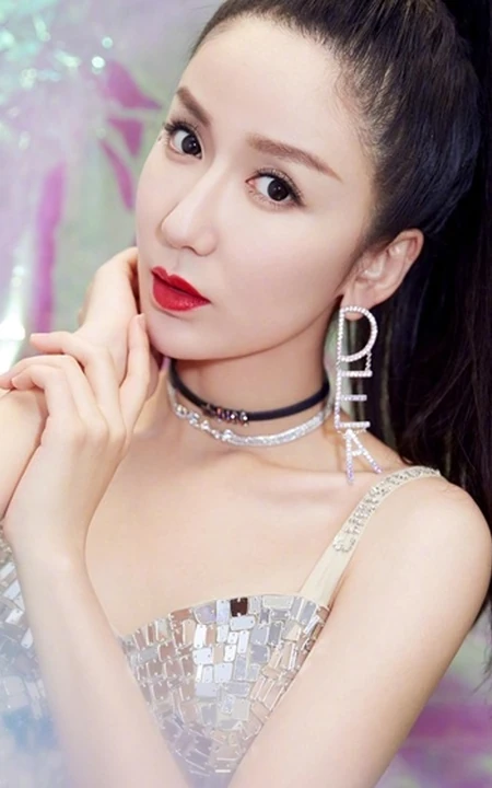 娄艺潇微博晒气质美照，高扎马尾加亮片裙biling闪亮