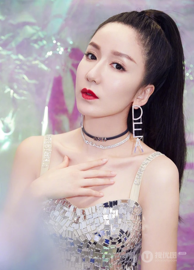 娄艺潇微博晒气质美照，高扎马尾加亮片裙biling闪亮