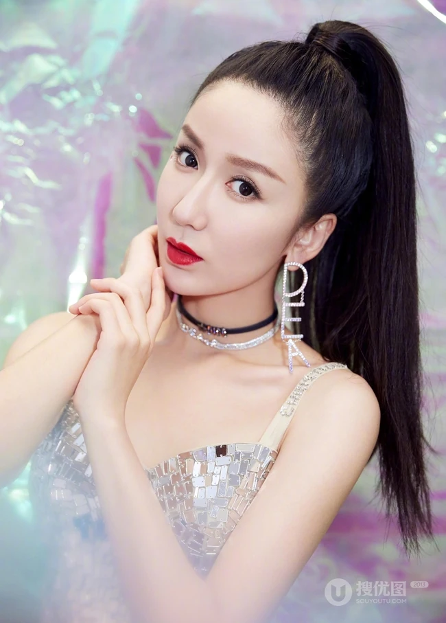 娄艺潇微博晒气质美照，高扎马尾加亮片裙biling闪亮