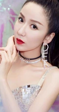娄艺潇微博晒气质美照，高扎马尾加亮片裙biling闪亮