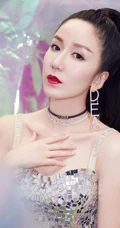 娄艺潇微博晒气质美照，高扎马尾加亮片裙biling闪亮