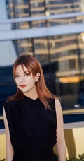 黄晓明，赵薇参加活动后同框合照，皆是黑白配很是默契