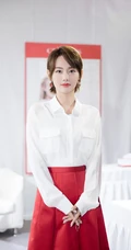 短发女星张嘉倪气质白衣红裙 优雅落地窗前写真图片