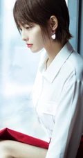 短发女星张嘉倪气质白衣红裙 优雅落地窗前写真图片