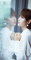 短发女星张嘉倪气质白衣红裙 优雅落地窗前写真图片