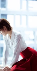 短发女星张嘉倪气质白衣红裙 优雅落地窗前写真图片
