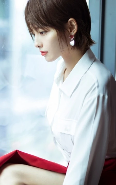 短发女星张嘉倪气质白衣红裙 优雅落地窗前写真图片