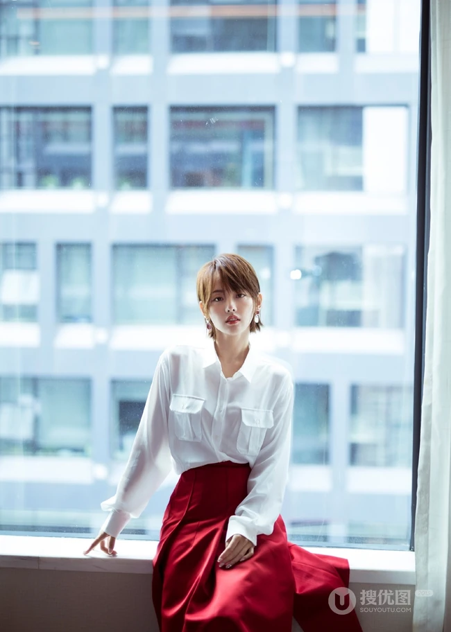 短发女星张嘉倪气质白衣红裙 优雅落地窗前写真图片