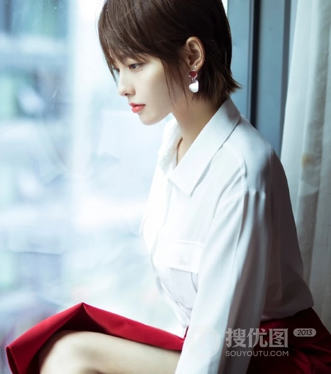 短发女星张嘉倪气质白衣红裙 优雅落地窗前写真图片