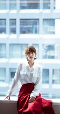 短发女星张嘉倪气质白衣红裙 优雅落地窗前写真图片