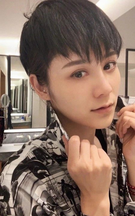 准备婚礼的林峯妻子微博晒短发美照，配文称其实我是个男仔