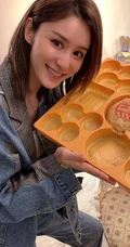 张馨月露肩人鱼装连衣裙气质写真图片