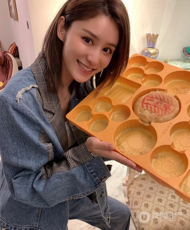 张馨月露肩人鱼装连衣裙气质写真图片