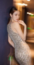 张馨月露肩人鱼装连衣裙气质写真图片