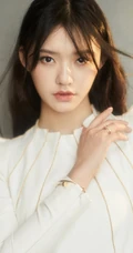 林允白色礼服高冷亮相电影节闭幕式，优雅又不失少女感