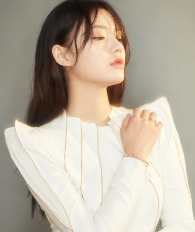 林允白色礼服高冷亮相电影节闭幕式，优雅又不失少女感