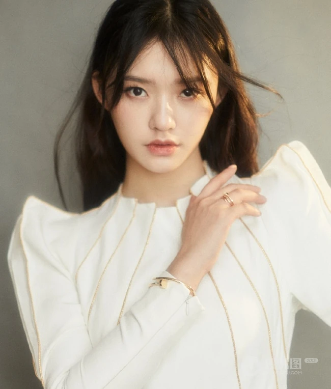林允白色礼服高冷亮相电影节闭幕式，优雅又不失少女感
