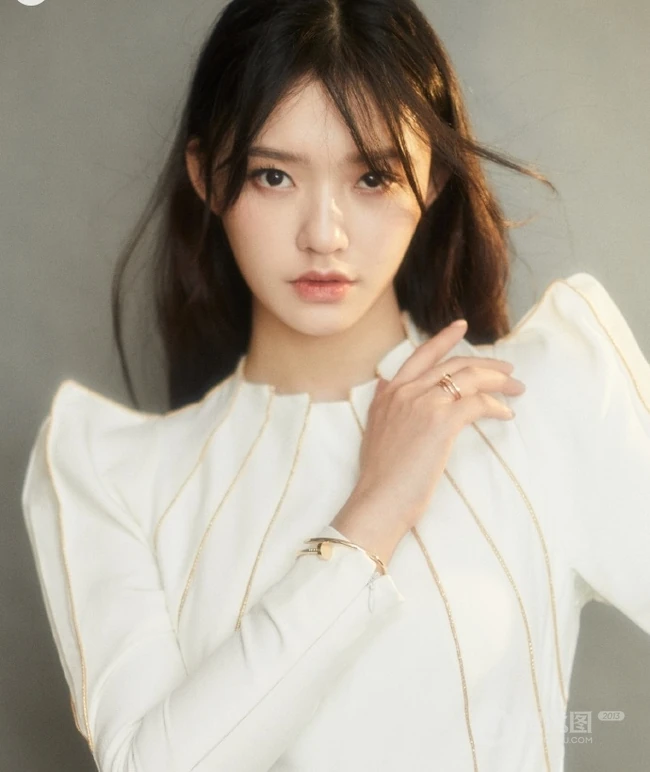 林允白色礼服高冷亮相电影节闭幕式，优雅又不失少女感