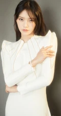 林允白色礼服高冷亮相电影节闭幕式，优雅又不失少女感