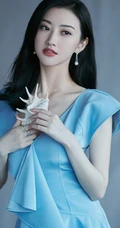 长发女生景甜气质天蓝色V领连衣裙优雅写真图片