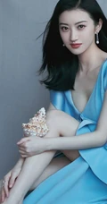 长发女生景甜气质天蓝色V领连衣裙优雅写真图片