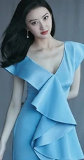 长发女生景甜气质天蓝色V领连衣裙优雅写真图片
