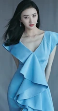 长发女生景甜气质天蓝色V领连衣裙优雅写真图片