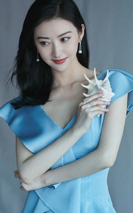 长发女生景甜气质天蓝色V领连衣裙优雅写真图片