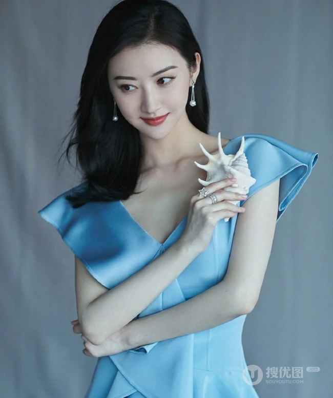 长发女生景甜气质天蓝色V领连衣裙优雅写真图片