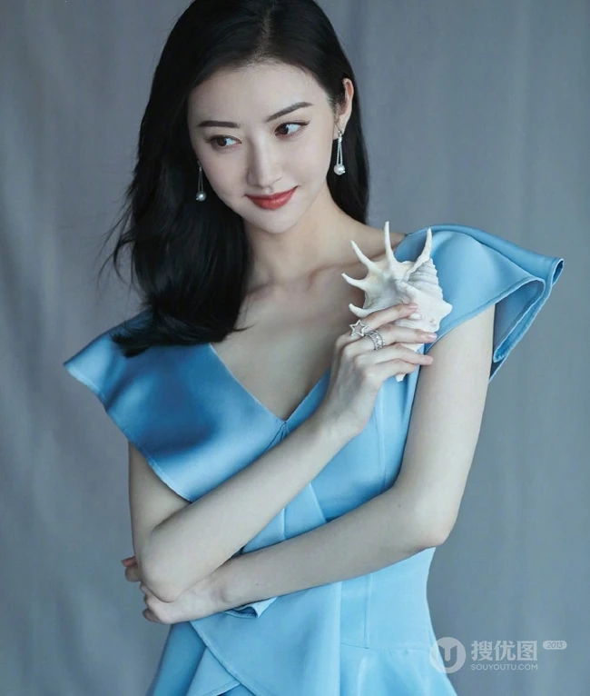 长发女生景甜气质天蓝色V领连衣裙优雅写真图片