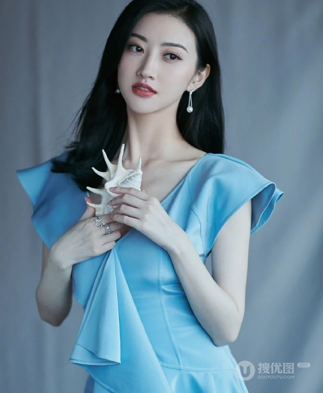 长发女生景甜气质天蓝色V领连衣裙优雅写真图片