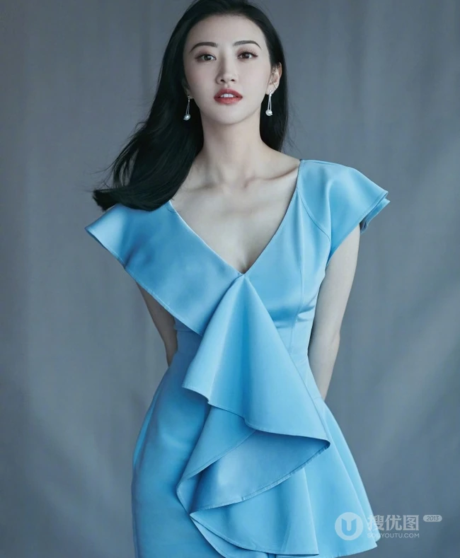 长发女生景甜气质天蓝色V领连衣裙优雅写真图片
