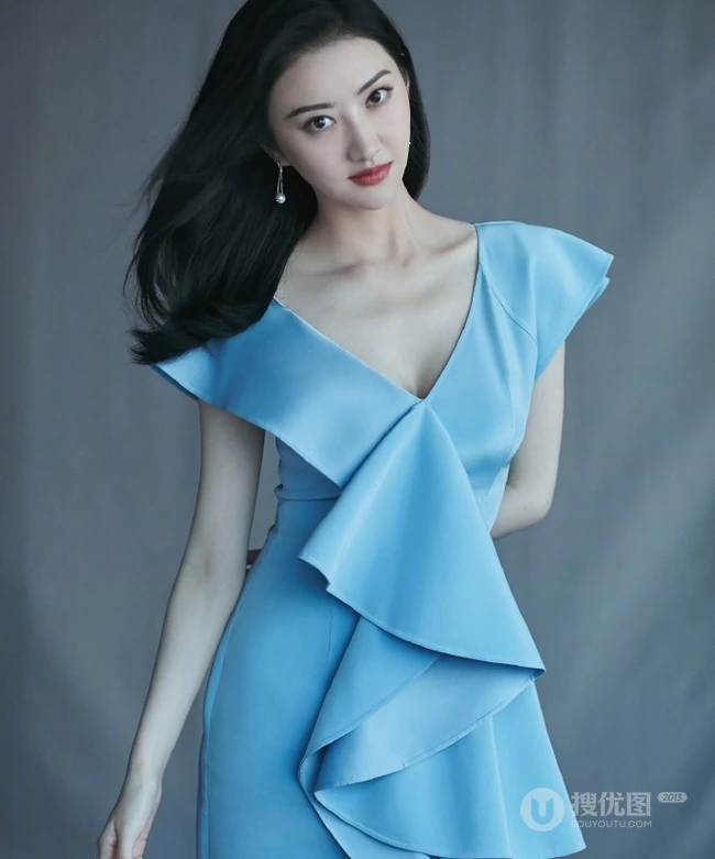 长发女生景甜气质天蓝色V领连衣裙优雅写真图片
