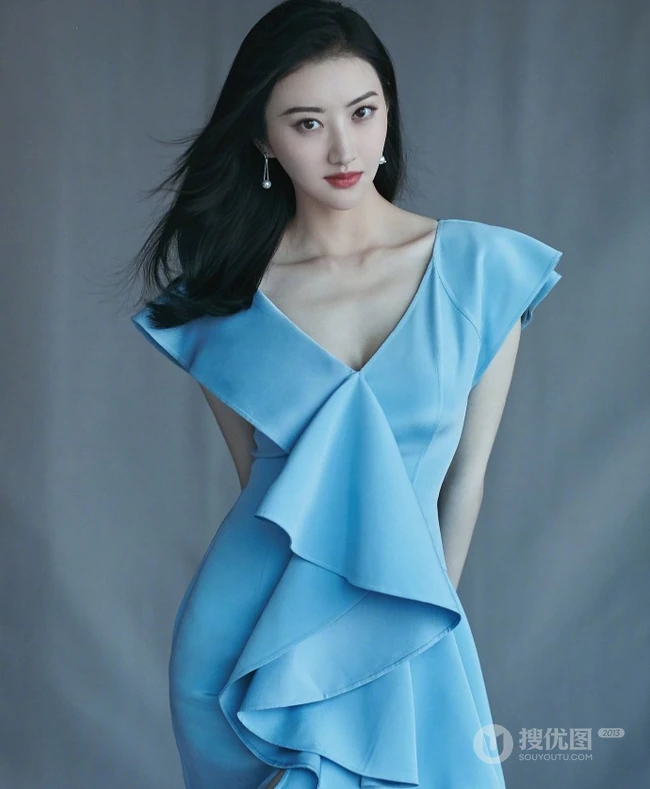长发女生景甜气质天蓝色V领连衣裙优雅写真图片