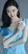 长发女生景甜气质天蓝色V领连衣裙优雅写真图片