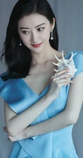 长发女生景甜气质天蓝色V领连衣裙优雅写真图片
