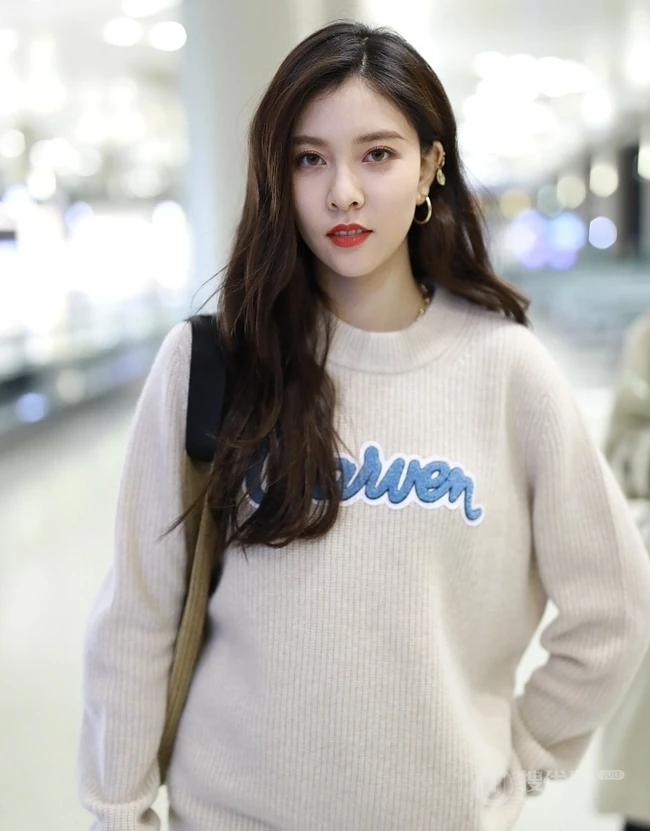 现在都爱玩下衣失踪？宋妍霏针织衫短裤玩下衣失踪现身机场