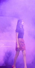 林允黑衣紫裙气质优雅动人活动写真图片