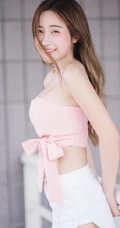 气质可爱又匀称的长发亚洲女生粉色系服饰写真图片
