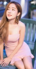 气质可爱又匀称的长发亚洲女生粉色系服饰写真图片