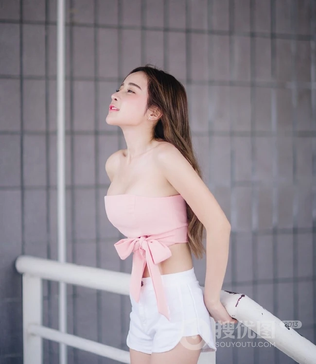 气质可爱又匀称的长发亚洲女生粉色系服饰写真图片