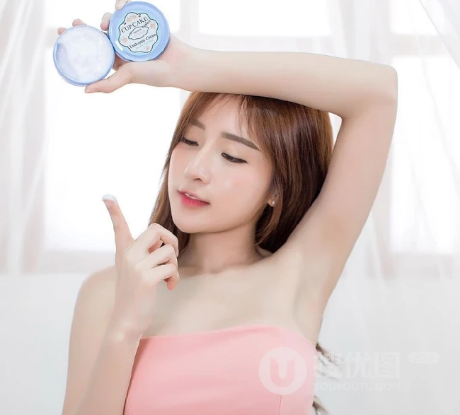 气质可爱又匀称的长发亚洲女生粉色系服饰写真图片